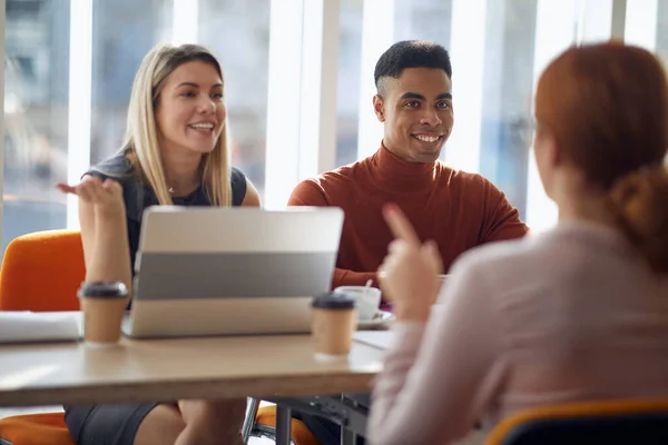 Una Joven Postulante Teniendo Una Entrevista Para Trabajo Con Una — Foto de Stock