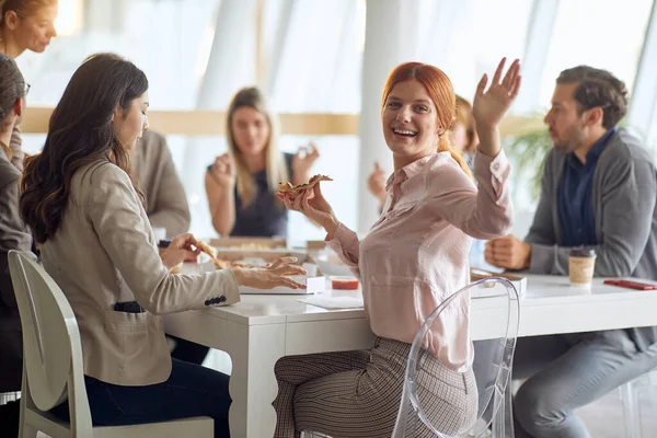 Funcionários Desfrutam Uma Refeição Intervalo Almoço Cantina Empresa Ambiente Alegre — Fotografia de Stock