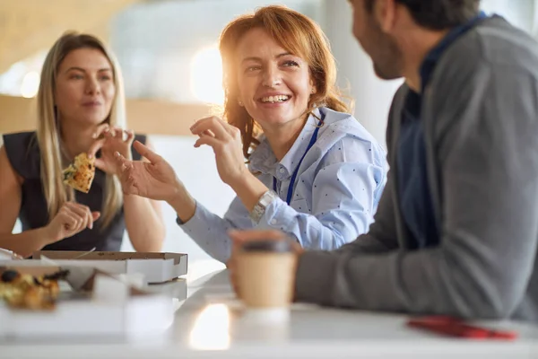 Medewerkers Die Tijdens Lunchpauze Genieten Van Een Pizza Kantine Van — Stockfoto