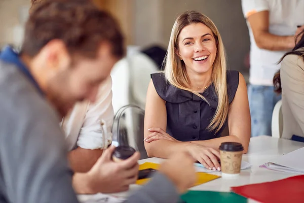 Funcionários Uma Pausa Para Café Uma Atmosfera Agradável Local Trabalho — Fotografia de Stock