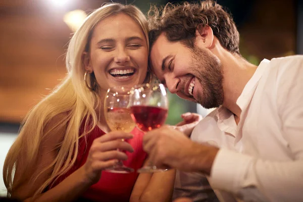 Glückliches Paar Hat Spaß Beim Valentinstag Date — Stockfoto