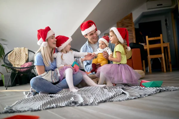 Felices Padres Pasando Tiempo Navidad Junto Con Sus Hijos Casa — Foto de Stock