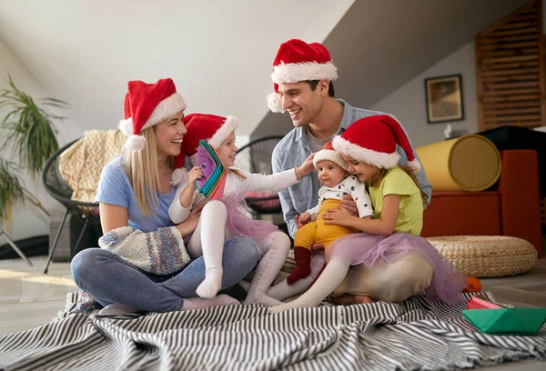 Mama Papa Und Kinder Silvester Idyllischer Atmosphäre Hause Neues Jahr — Stockfoto