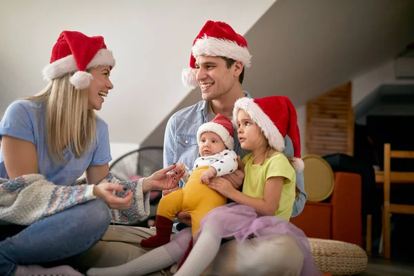 Junge Eheleute Die Sich Silvester Fröhlicher Atmosphäre Hause Mit Kindern — Stockfoto