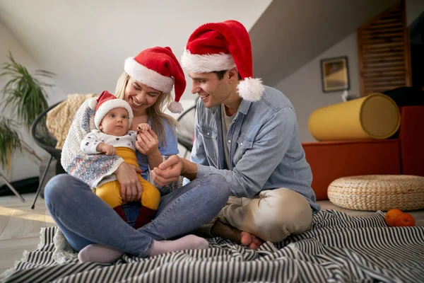 Los Padres Jóvenes Disfrutan Víspera Año Nuevo Ambiente Idílico Casa — Foto de Stock