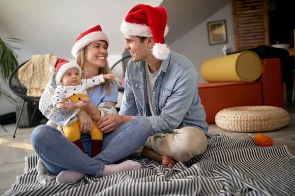 Homem Mulher Felizes Com Bebê Passando Chrismas Juntos — Fotografia de Stock