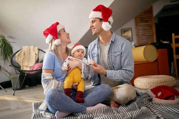 Los Esposos Jóvenes Bebé Víspera Año Nuevo Ambiente Alegre Casa — Foto de Stock