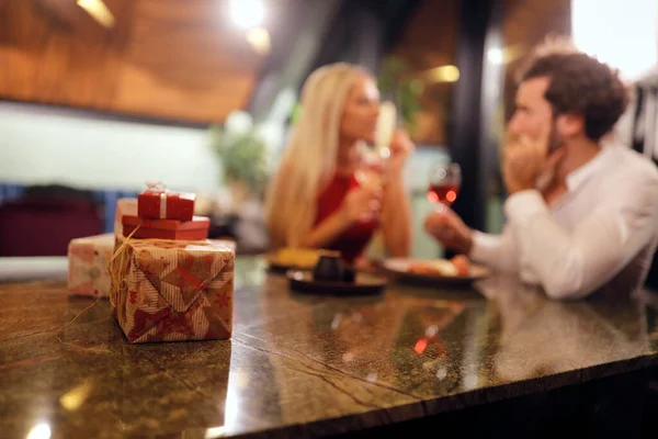 Una Giovane Coppia Innamorata Che Festeggia San Valentino Ristorante Atmosfera — Foto Stock