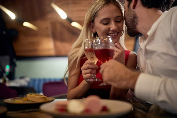 Genç Beyaz Sakallı Bir Adam Restoranda Romantik Bir Akşam Yemeğinde — Stok fotoğraf