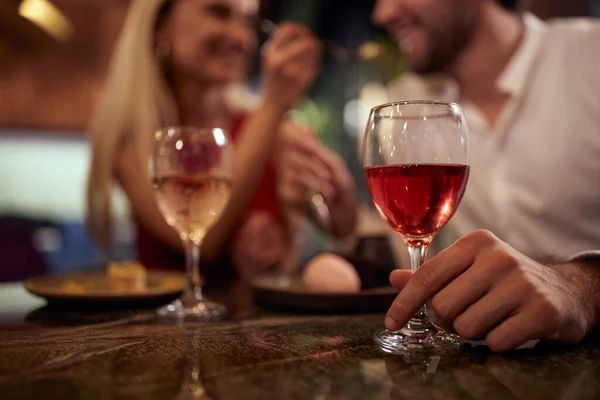 Ein Junges Verliebtes Paar Genießt Essen Und Trinken Bei Der — Stockfoto