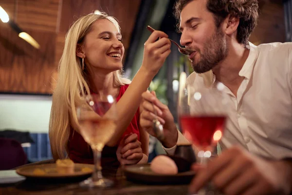 Ein Junges Verliebtes Paar Beim Gemeinsamen Feiern Zum Valentinstag Einem — Stockfoto