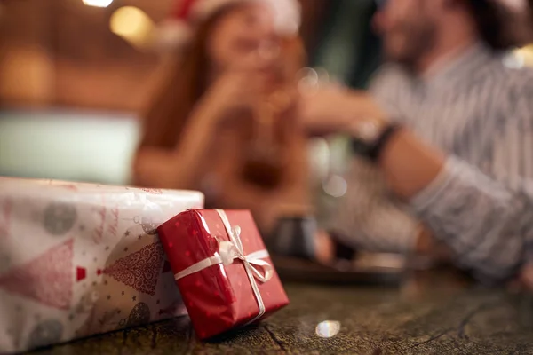 Jeune Couple Amoureux Célébrant Noël Ensemble Dans Restaurant Dans Une — Photo