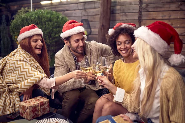 Belo Grupo Amigos Brindar Com Copos Branco Vinho Sorrindo Rindo — Fotografia de Stock