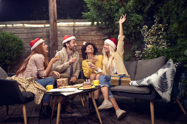Grupo Multiétnico Amigos Comemorando Véspera Ano Novo Cantando Sorrindo Rindo — Fotografia de Stock