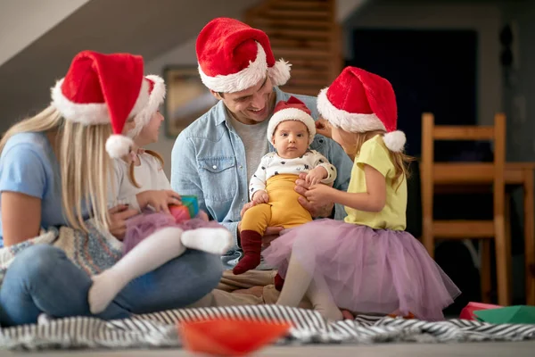 Familia Caucásica Joven Reunieron Para Navidad Sentado Suelo Casa Disfrutando — Foto de Stock
