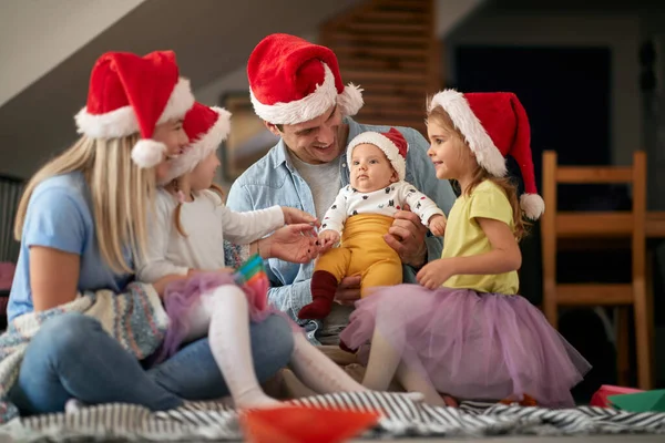 Glad Familj Firar Nyår Semester Atmosfär Hemma Nyår Familj Koncept — Stockfoto