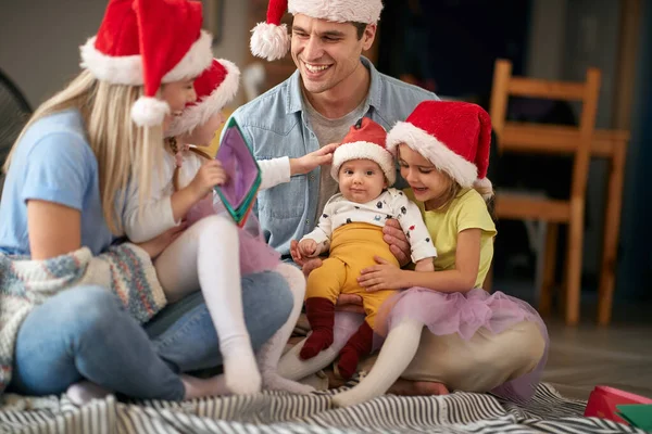 Glückliche Familie Die Sich Bei Der Silvesterfeier Hause Fröhlicher Atmosphäre — Stockfoto