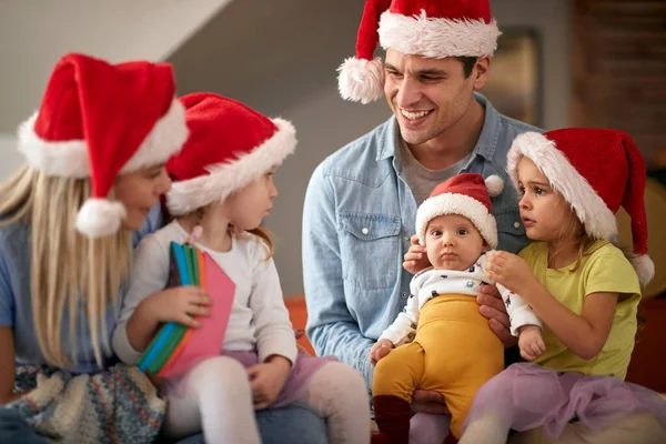 Glückliche Eltern Verbringen Die Weihnachtszeit Gemeinsam Mit Ihren Kindern Familienurlaubskonzept — Stockfoto