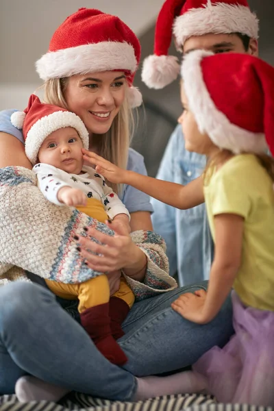 Los Padres Jóvenes Momentos Encantadores Con Los Niños Ambiente Familiar — Foto de Stock