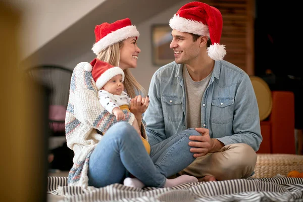 Joyful Esposa Marido Com Bebê Passando Chrismas Juntos Casa — Fotografia de Stock