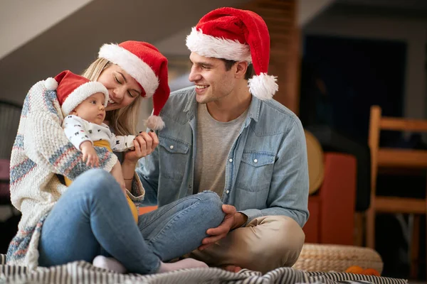 Mamá Papá Bebé Casa Víspera Año Nuevo Ambiente Alegre Año — Foto de Stock