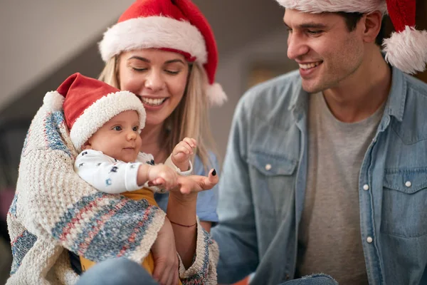 Pequeno Bebê Pais Momentos Encantadores Celebração Ano Novo Uma Atmosfera — Fotografia de Stock