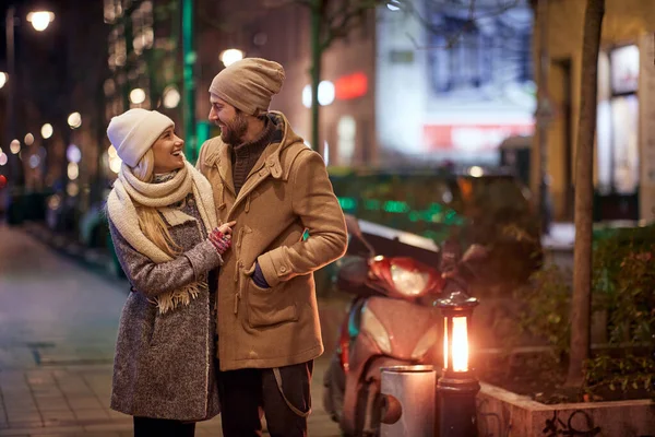 Soğuk Bir Gecede Kaldırımda Genç Mutlu Bir Çift Lişki Birlikte — Stok fotoğraf