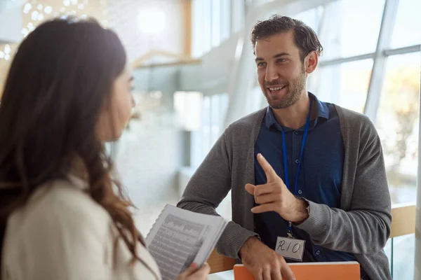 Jóvenes Colegas Descanso Hablando Ambiente Relajado Pasillo Compañía Personas Trabajo — Foto de Stock