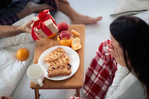 Yataktaki Genç Bir Kız Güzel Bir Tatil Sabahında Erkek Arkadaşından — Stok fotoğraf