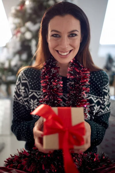 Egy Karácsonyi Ajándék Boldog Lány Pózol Egy Fotón Otthon Egy — Stock Fotó