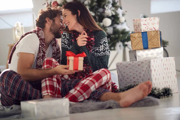 Jovem Casal Apaixonado Sentado Chão Com Presentes Natal Uma Bela — Fotografia de Stock