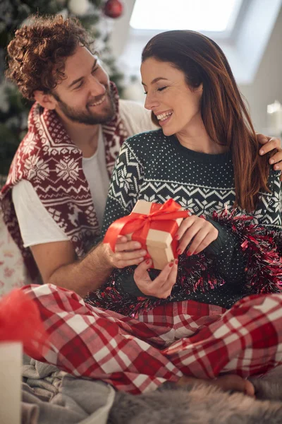 Jovem Casal Apaixonado Passando Uma Manhã Natal Casa Compartilhando Presentes — Fotografia de Stock