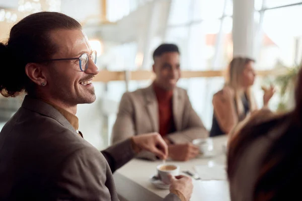 Jeune Employé Dégustant Café Avec Ses Collègues Dans Une Atmosphère — Photo