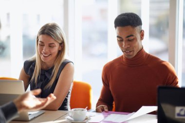 Şirket komisyonu, iş başvurusunda bulunan biriyle hoş bir ortamda röportaj yapıyor. İnsanlar, iş, şirket, iş kavramı.