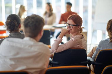 Bir grup iş adayı konferans salonunda hoş bir atmosferde röportaj için bekliyor. İnsanlar, iş, şirket, iş kavramı.