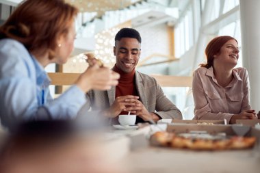 Şirketin kantinindeki hoş atmosferde mola veren çalışanlar. İnsanlar, iş, şirket, iş kavramı.