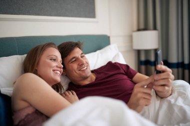 Otelde sevgililer günü gezisinde olan mutlu çift.