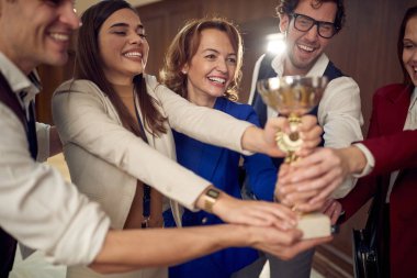 Müdür ve başarılı ekibi otelde birlikte çalışıyor.