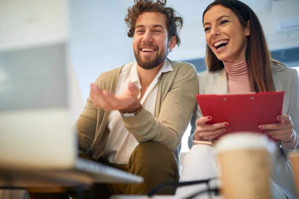 Unga Glada Affärskollegor Njuter Laptop Innehåll Ett Möte Vänlig Atmosfär — Stockfoto