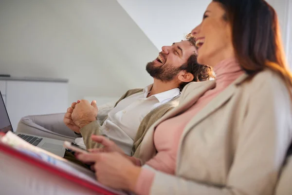 Casal Negócios Alegre Sentado Sofá Bom Humor Ambiente Descontraído Apartamento — Fotografia de Stock