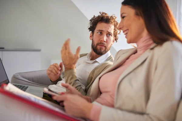 Young Businessman Chatting Taking Rest Couch Beautiful Businesswoman Relaxed Atmosphere — Stock Photo, Image