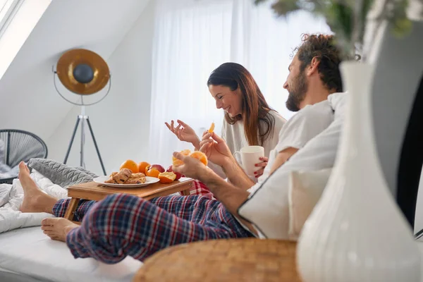 Jovem Casal Divertindo Enquanto Come Comida Deliciosa Para Café Manhã — Fotografia de Stock