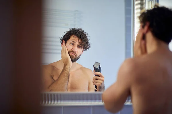 Hombre Topless Afeitándose Con Afeitadora Baño — Foto de Stock