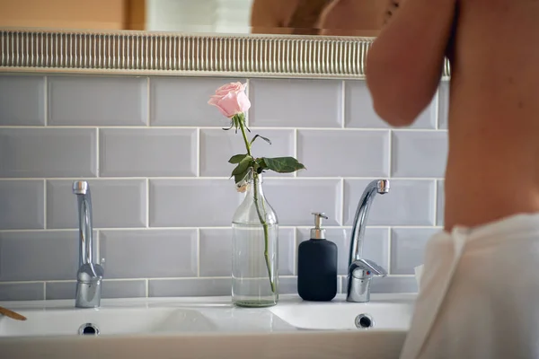 Een Jonge Knappe Man Een Ontspannen Sfeer Badkamer Routine Ochtend — Stockfoto