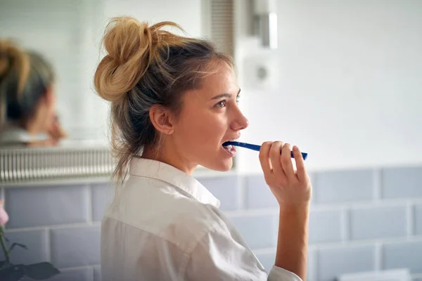Ελκυστική Ξανθιά Γυναίκα Βουρτσίζει Δόντια Στο Μπάνιο — Φωτογραφία Αρχείου