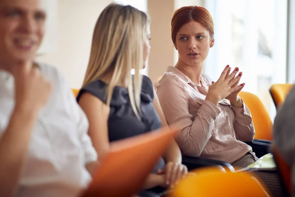 年轻的女同事在一个会议厅的商业氛围中交谈 People Job Company Business Concept — 图库照片