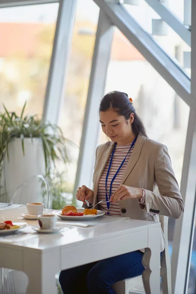 Joven Empleada Comiendo Ambiente Agradable Cantina Empresa Personas Trabajo Empresa — Foto de Stock