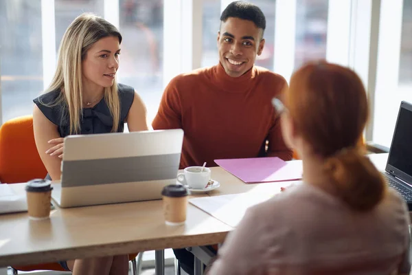 Hombre Afro Americano Satisfecho Mirando Con Sonrisa Nuevo Candidato Para — Foto de Stock