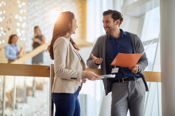 Gruppo Candidati Lavoro Che Parlano Aspettano Colloquio Una Piacevole Atmosfera — Foto Stock