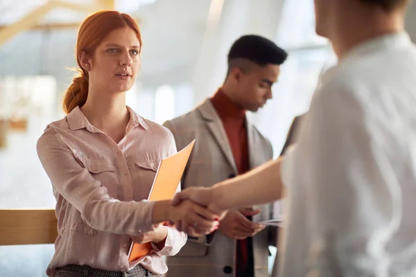 Grupo Candidatos Reúne Pasillo Empresa Ambiente Agradable Personas Trabajo Empresa — Foto de Stock